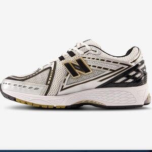 [Like New!] NEW BALANCE 1906R Black / White / Gold Metallic: Sz M5 / W 6.5